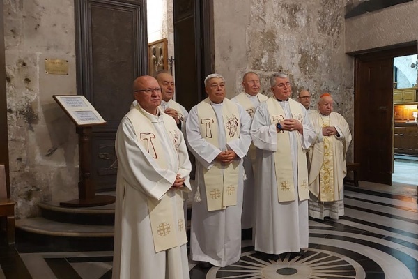 kapłani z kardynałem Dziwiszem